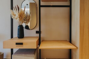 Individuell dekoriert, individuell eingerichtet, schallisolierte Zimmer