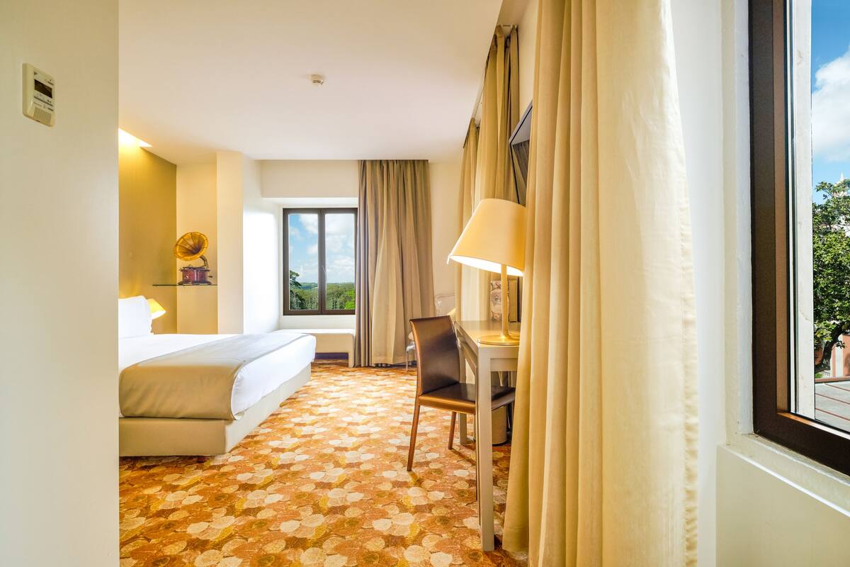 Premium bedding, minibar, in-room safe, blackout drapes