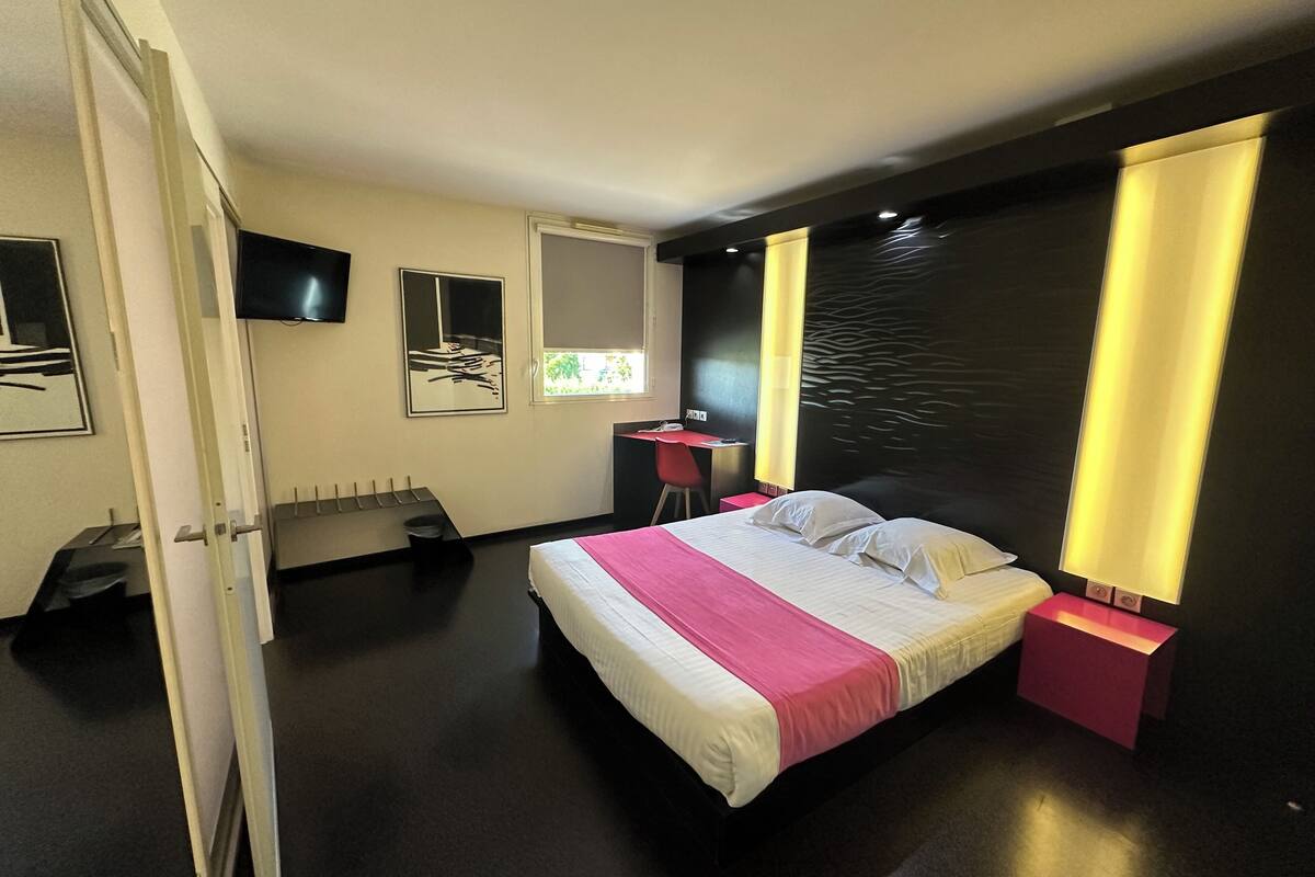 double room | premium bedding, in-room safe, desk, soundproofing