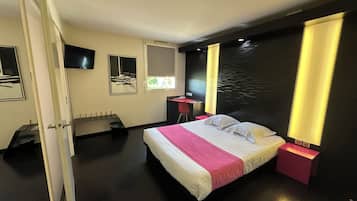 Kamar Double | Seprai premium, brankas, meja kerja, dan kedap suara