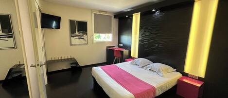 Kamar Double | Seprai premium, brankas, meja kerja, dan kedap suara