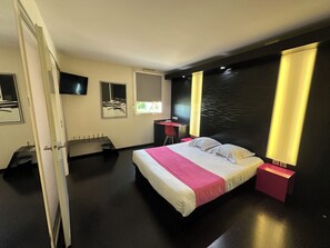 Tweepersoonskamer | Luxe beddengoed, een kluis op de kamer, een bureau, geluiddichte muren