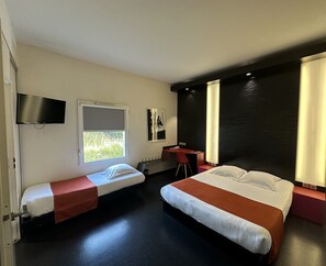 Quarto triplo | Roupas de cama premium, escrivaninha, quartos à prova de som