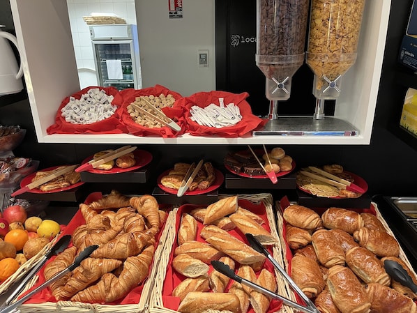 Dagelijks ontbijtbuffet (EUR 9.50 per persoon)