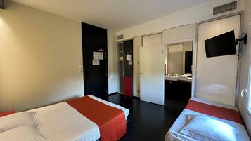 Kamar Triple | Seprai premium, brankas, meja kerja, dan kedap suara