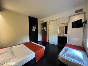 Ropa de cama de alta calidad y caja de seguridad en la habitación 