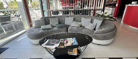Coin salon dans le hall
