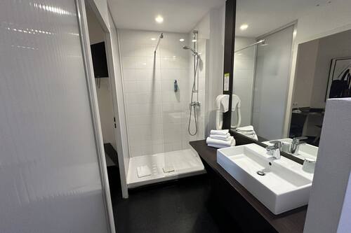 Douche, articles de toilette (gratuits), séchoir à cheveux