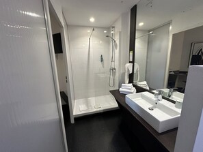 Chuveiro, produtos de toalete grátis, secador de cabelo 