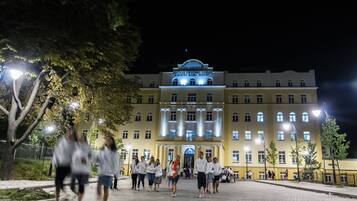 Bagian depan properti - sore/malam