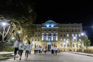 Fachada de la propiedad por la tarde o noche
