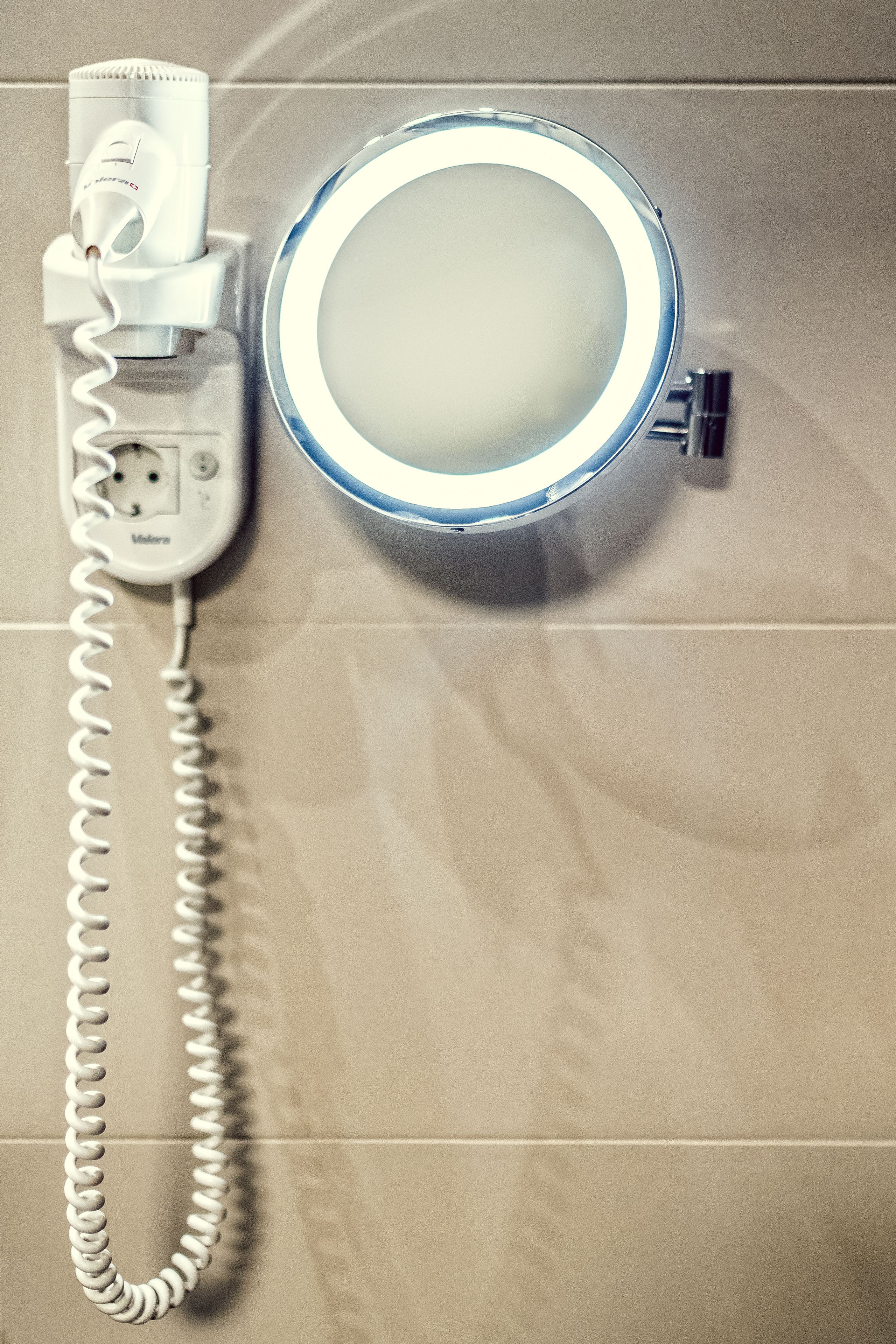 shower, hydromassage showerhead, free toiletries, hair dryer