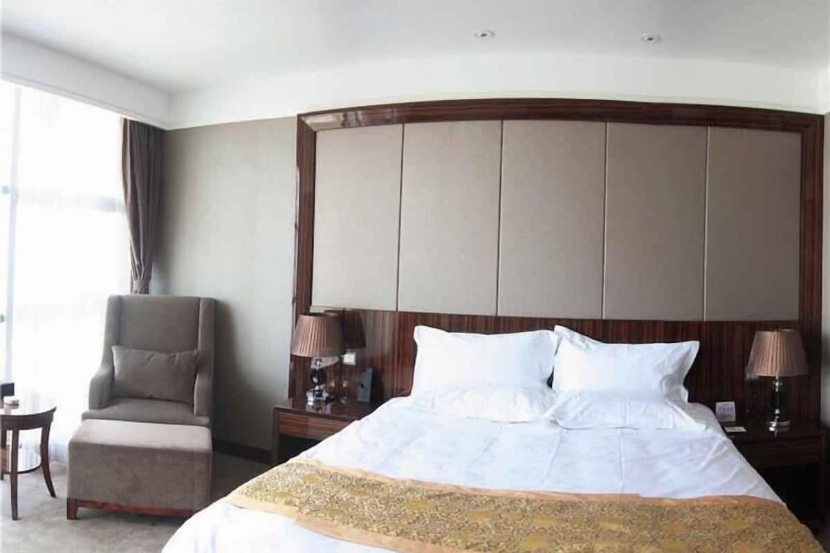 Standard Room, 1 King Bed | In-room safe, desk, free wired internet, bed sheets