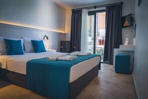 Une chambre d’hôtel moderne, dotée d’un grand lit, d’un bureau et offrant une vue sur l’extérieur.
