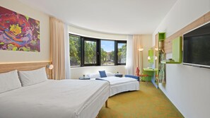 Habitación familiar | Ropa de cama de alta calidad, escritorio, sistema de insonorización