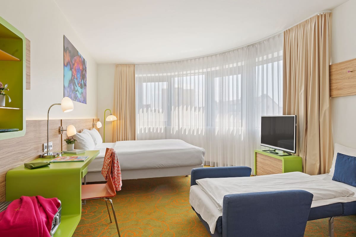 family room | 1 bedroom, premium bedding, desk, soundproofing