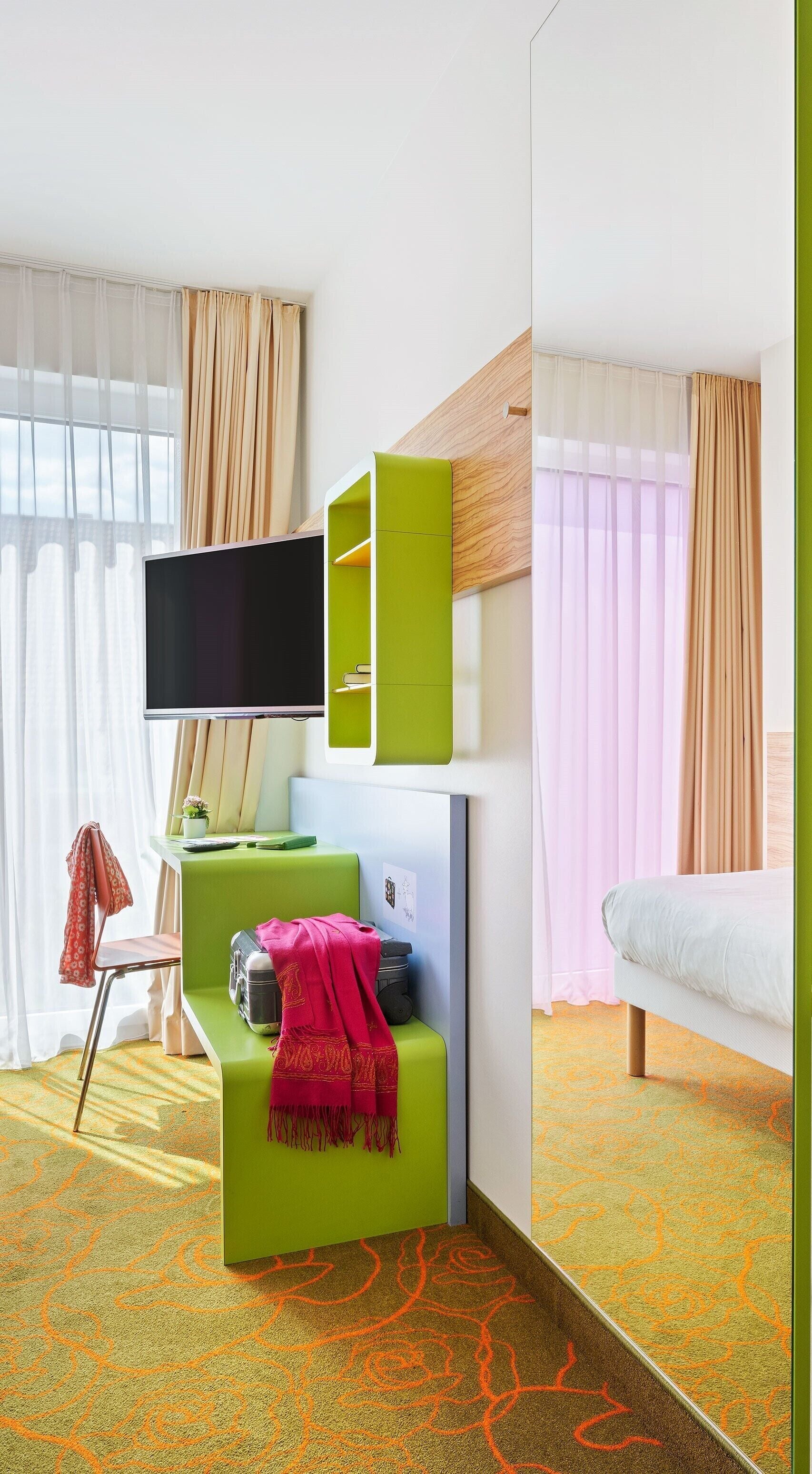 1 bedroom, premium bedding, desk, soundproofing