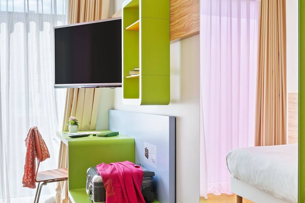 1 bedroom, premium bedding, desk, soundproofing