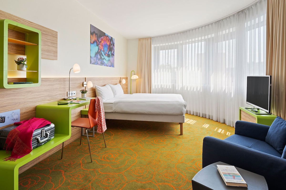 1 bedroom, premium bedding, desk, soundproofing