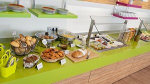 Un buffet proposant une variété de plats et d’ustensiles.