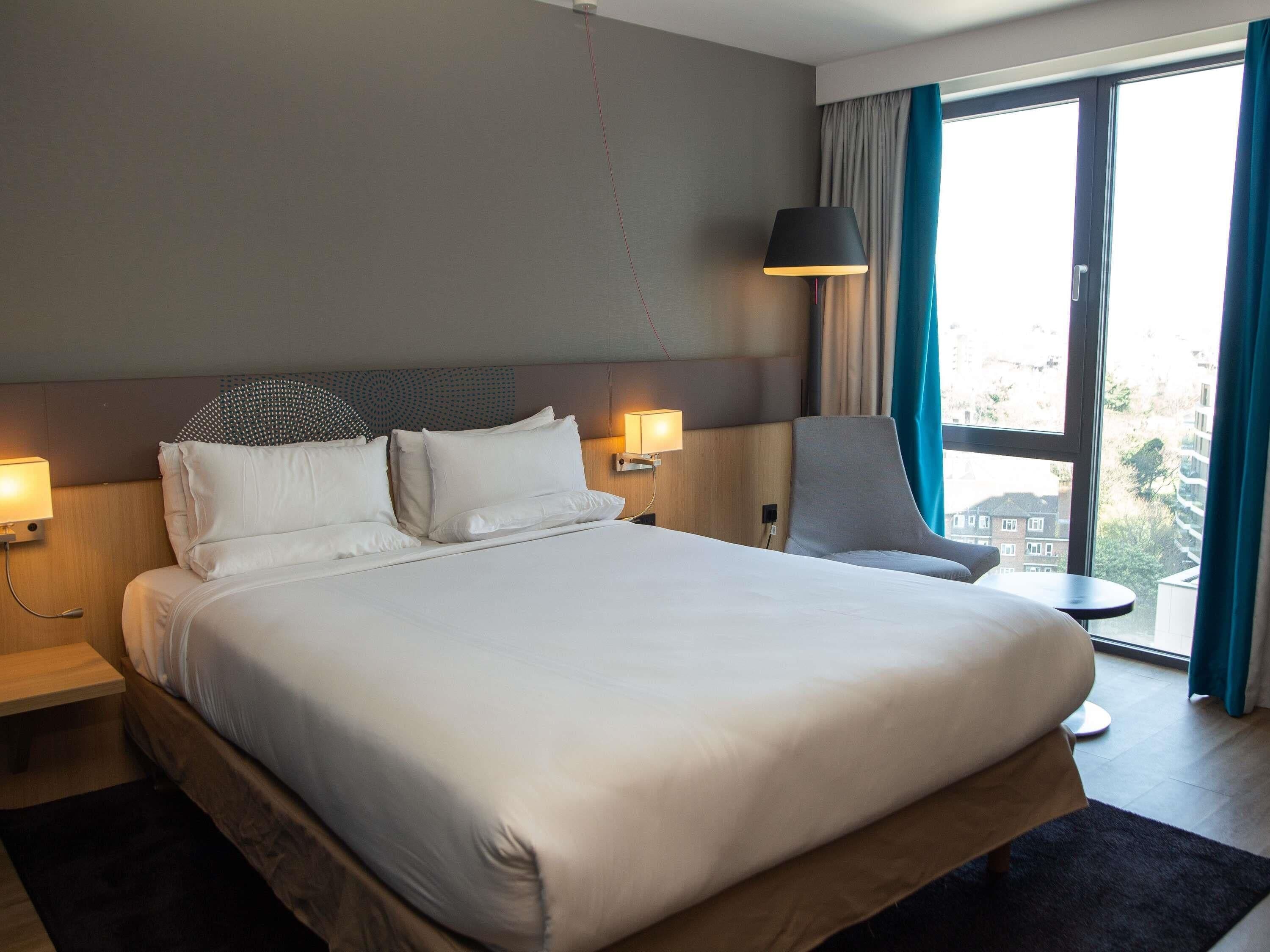 Superior kamer, 1 queensize bed | Hypoallergeen beddengoed, een minibar, een kluis op de kamer, een bureau