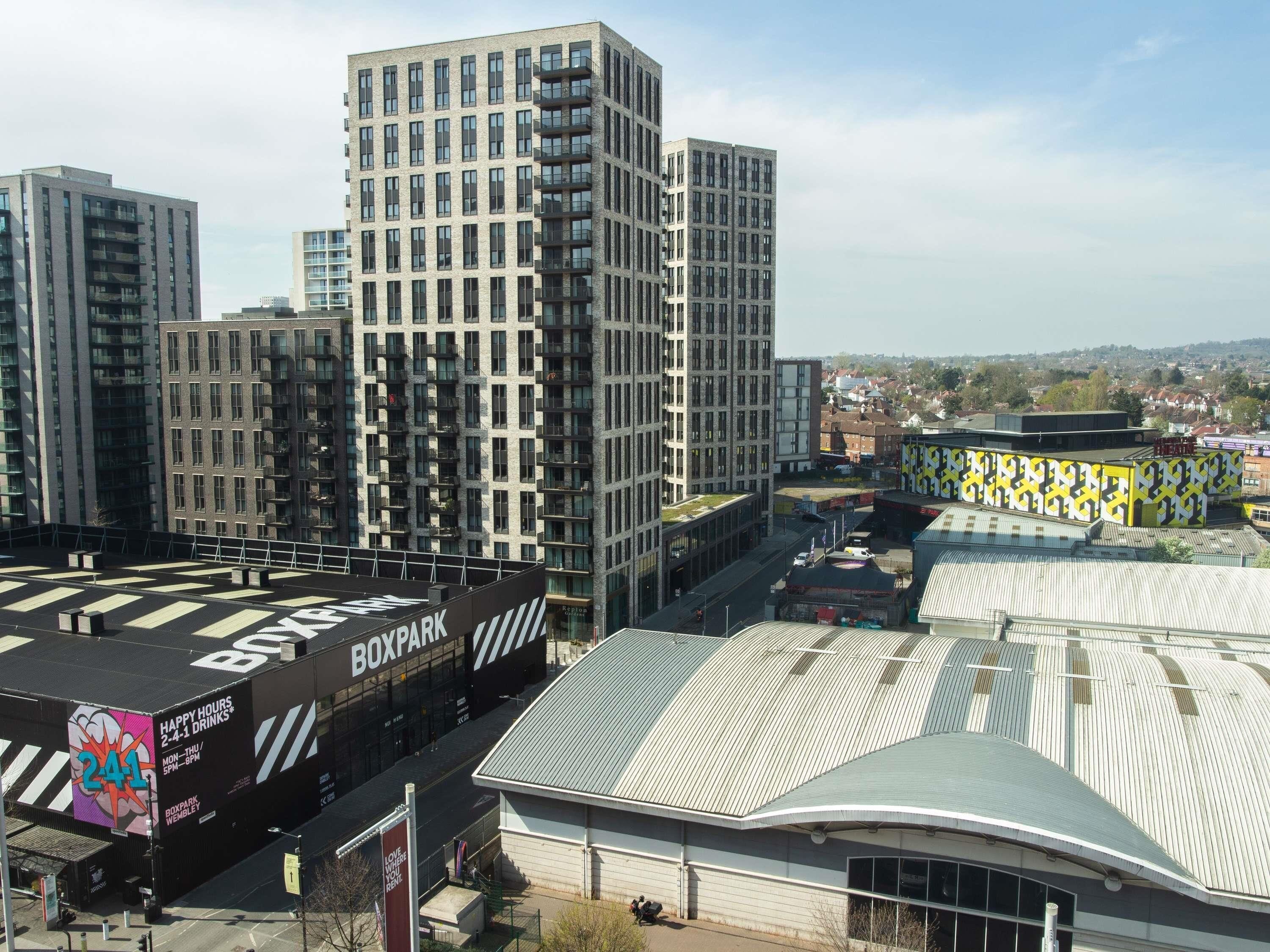 Un immeuble à plusieurs étages doté d’une architecture moderne, avec une enseigne bien visible indiquant « Boxpark ».