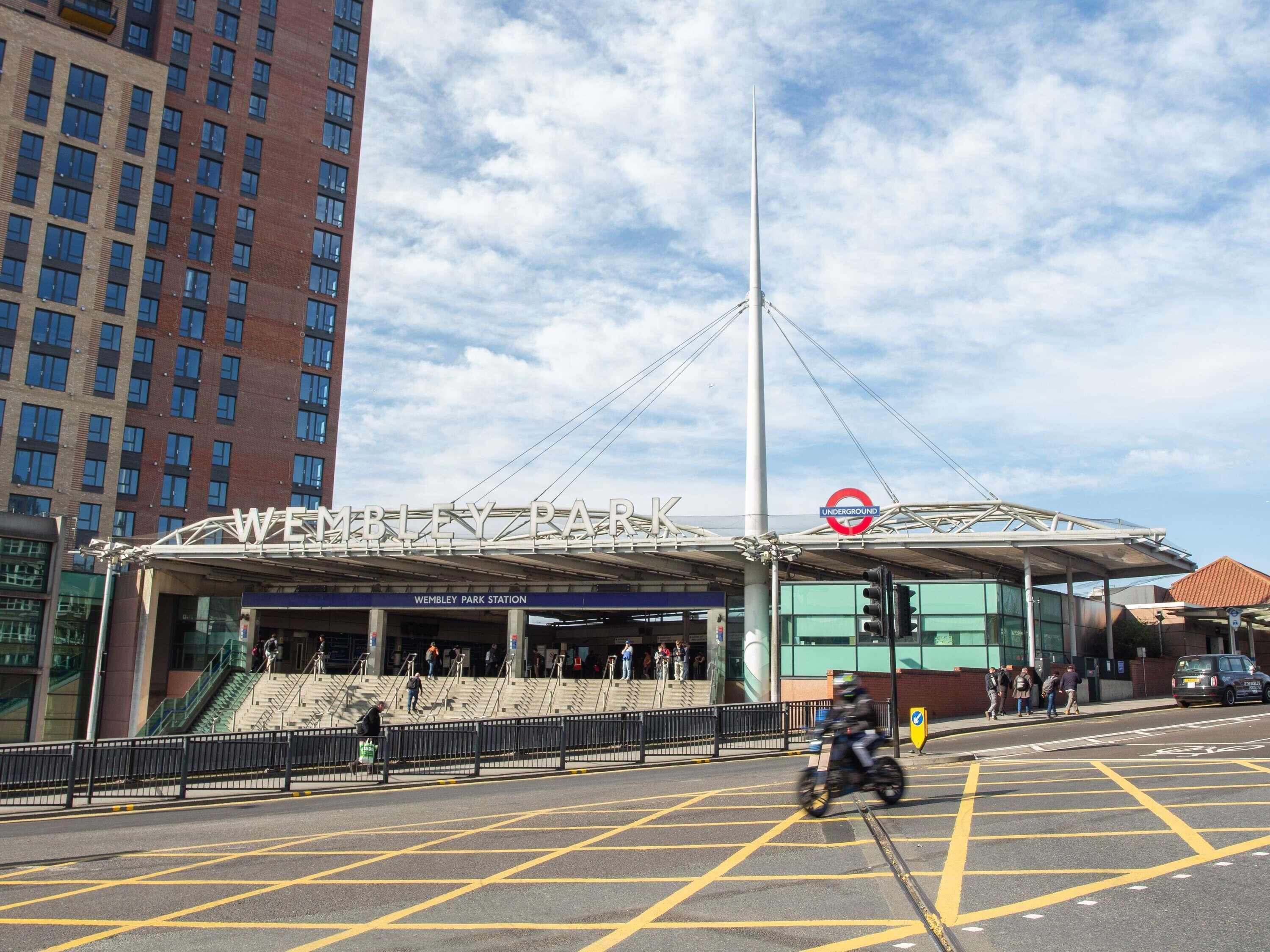 Un edificio moderno con un cartel llamativo que dice 'WEMBLEY PARK'.