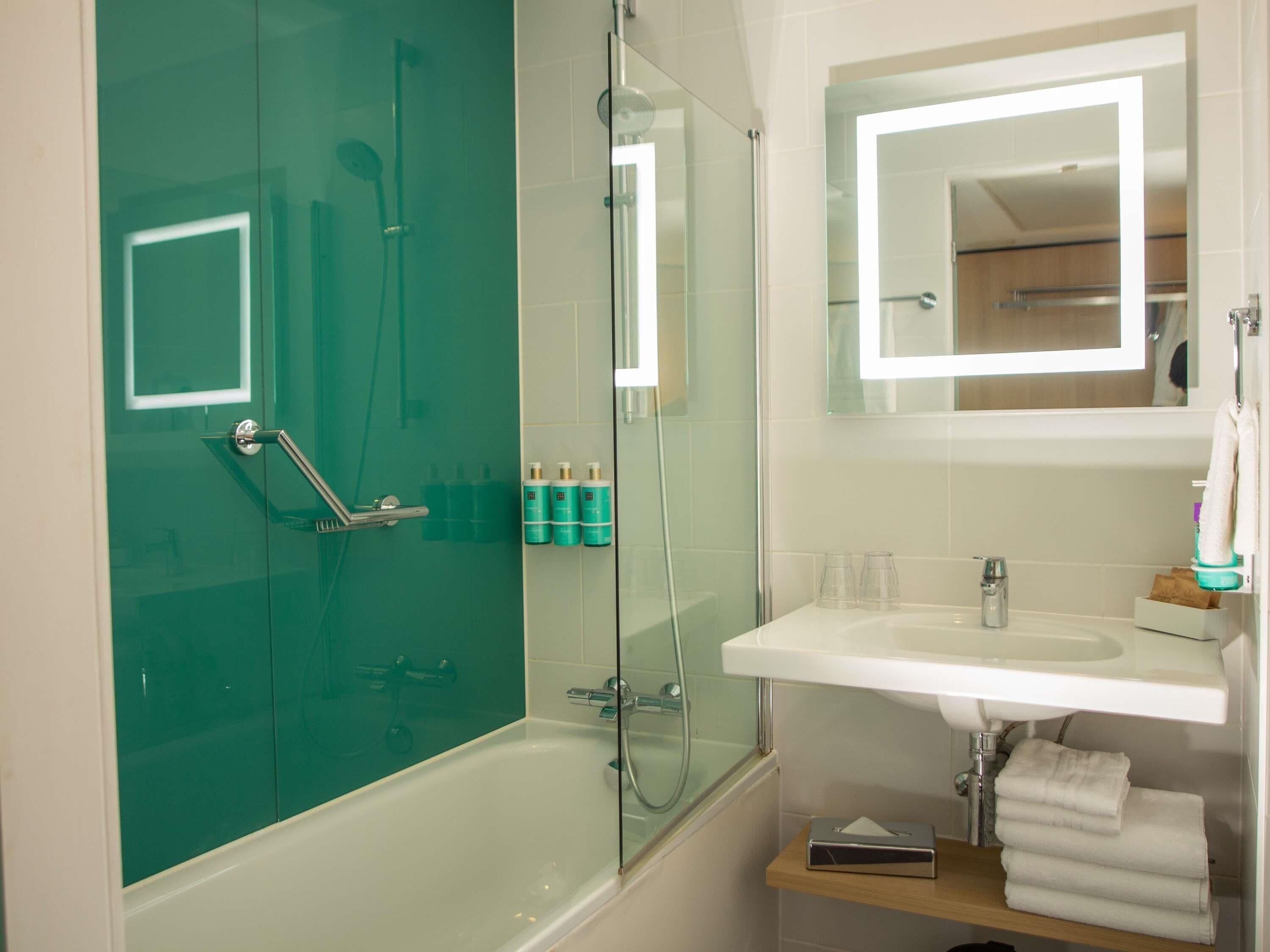 executive room, 1 queen bed with sofa bed | 1 bedroom, minibar, in-room safe, desk