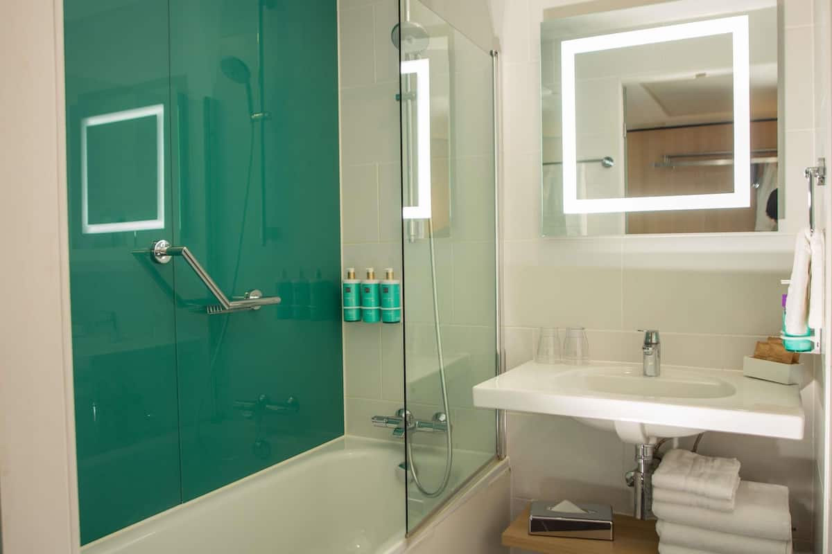 executive room, 1 queen bed with sofa bed | 1 bedroom, minibar, in-room safe, desk