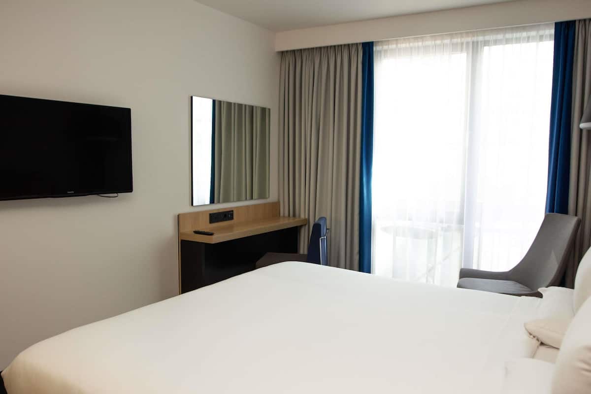 Premium Suite, 1 King Bed with Sofa bed | Hypo-allergenic bedding, minibar, in-room safe, desk