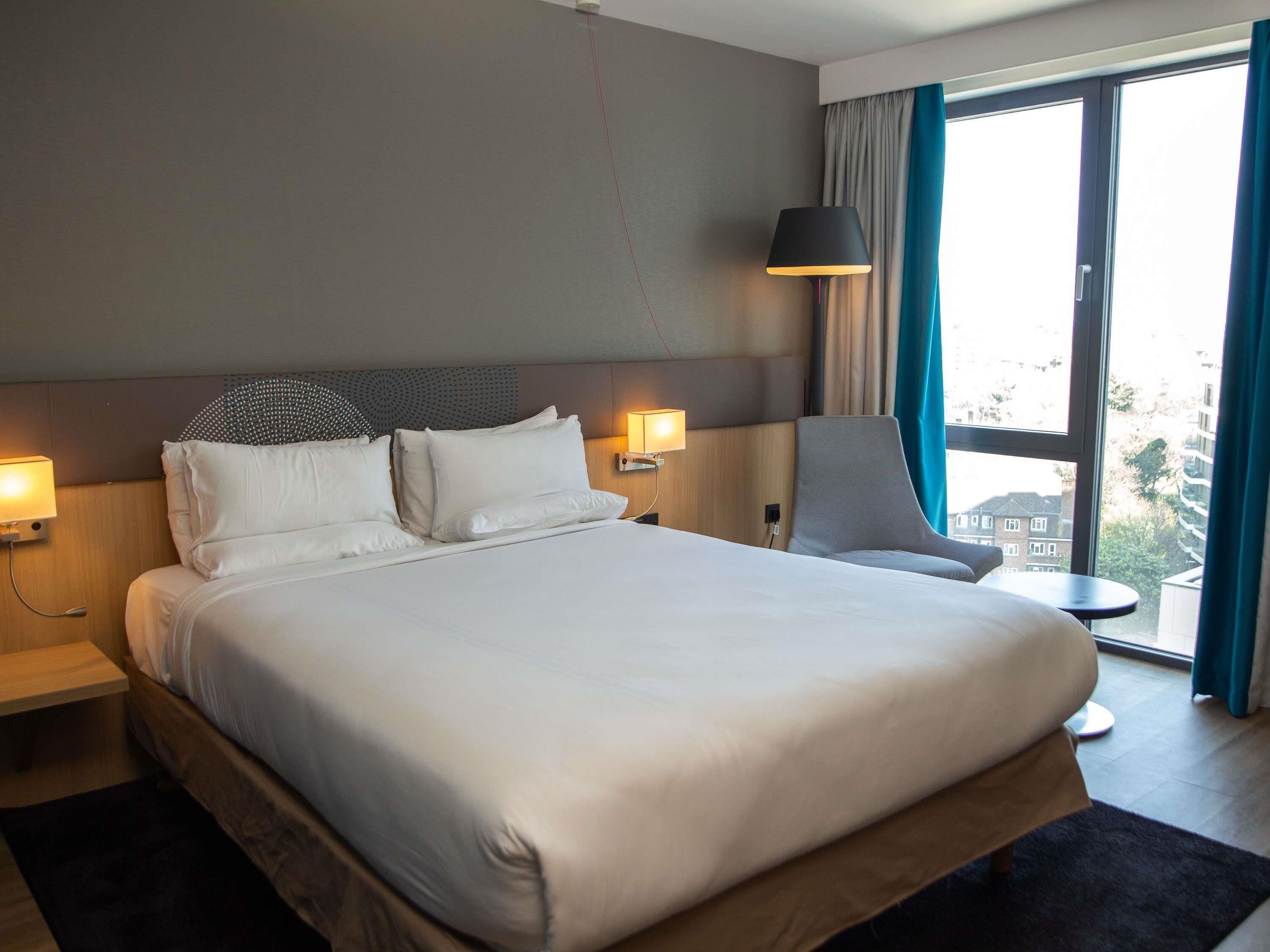 Superior kamer, 1 queensize bed | Hypoallergeen beddengoed, een minibar, een kluis op de kamer, een bureau