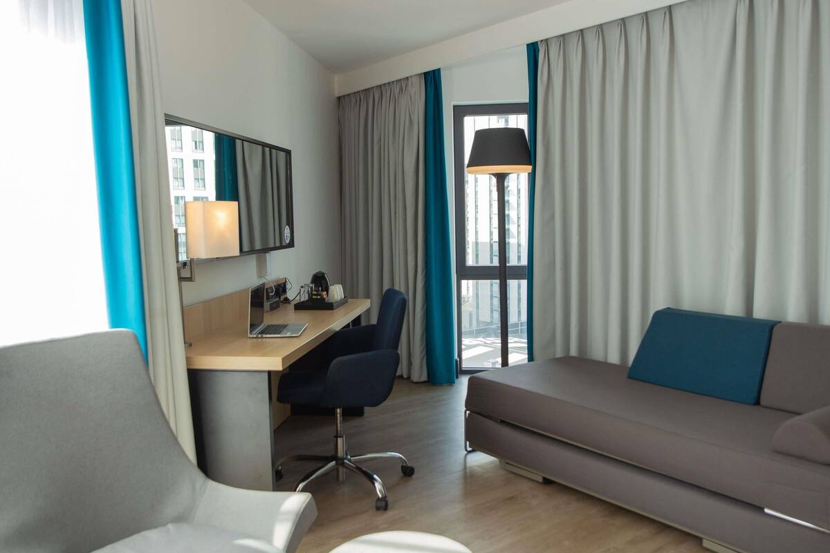 Kamar Eksekutif, 1 Tempat Tidur Queen dengan tempat tidur Sofa | Seprai antialergi, minibar, brankas, dan meja kerja