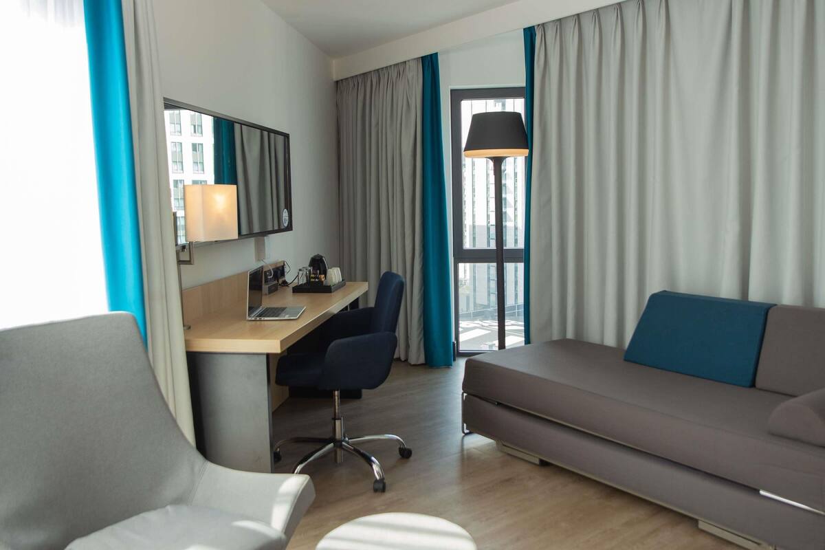 executive room, 1 queen bed with sofa bed | 1 bedroom, minibar, in-room safe, desk