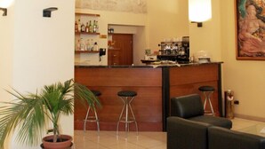 A lobby with a stone ceiling, a bar area, and seating. - Hotel Adria (Bari)