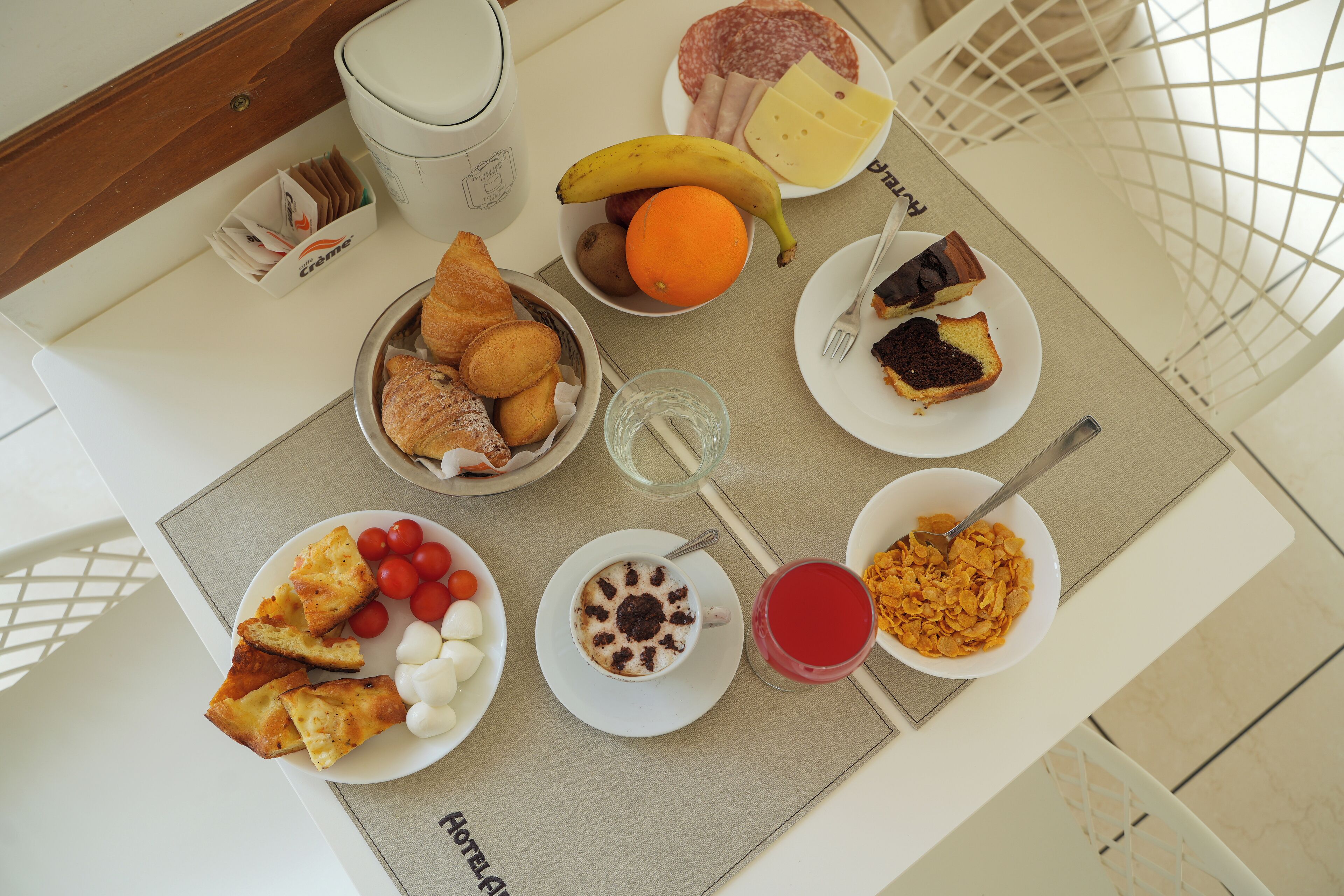 Un buffet de petit-déjeuner proposant une variété d’aliments, notamment des viennoiseries, des fruits et des boissons.