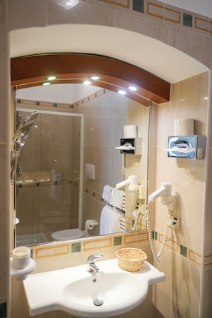 Double or Twin Room | Bathroom | Combined shower/tub, free toiletries, hair dryer, bidet - Hotel Adria (Bari)