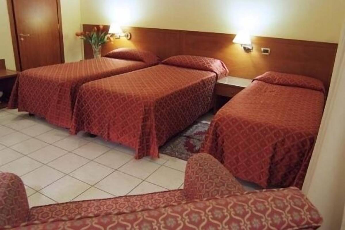 triple room | minibar, in-room safe, desk, cots/infant beds