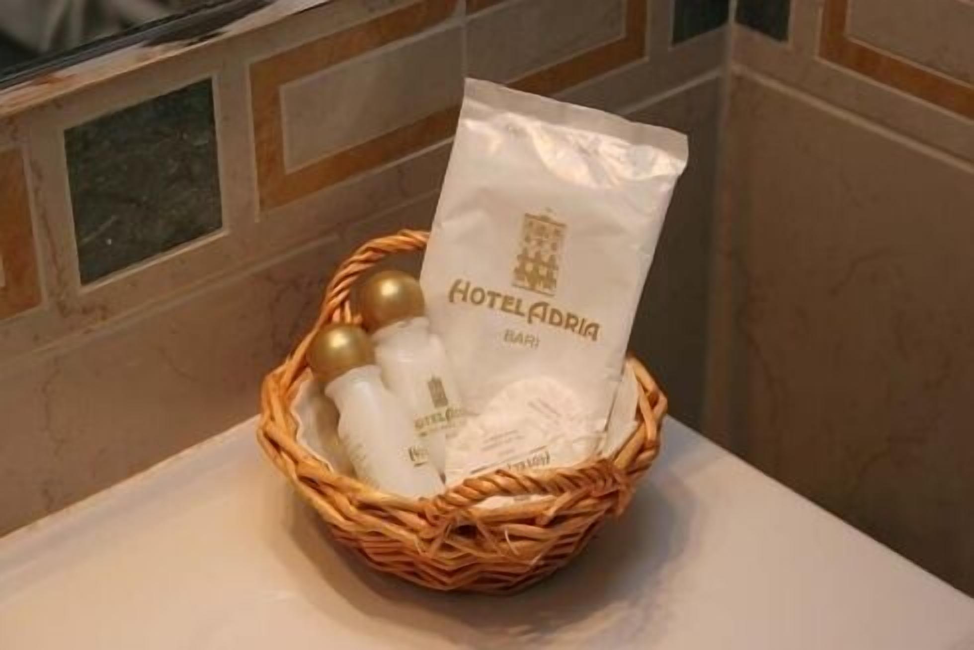 combined shower/bathtub, free toiletries, hair dryer, bidet