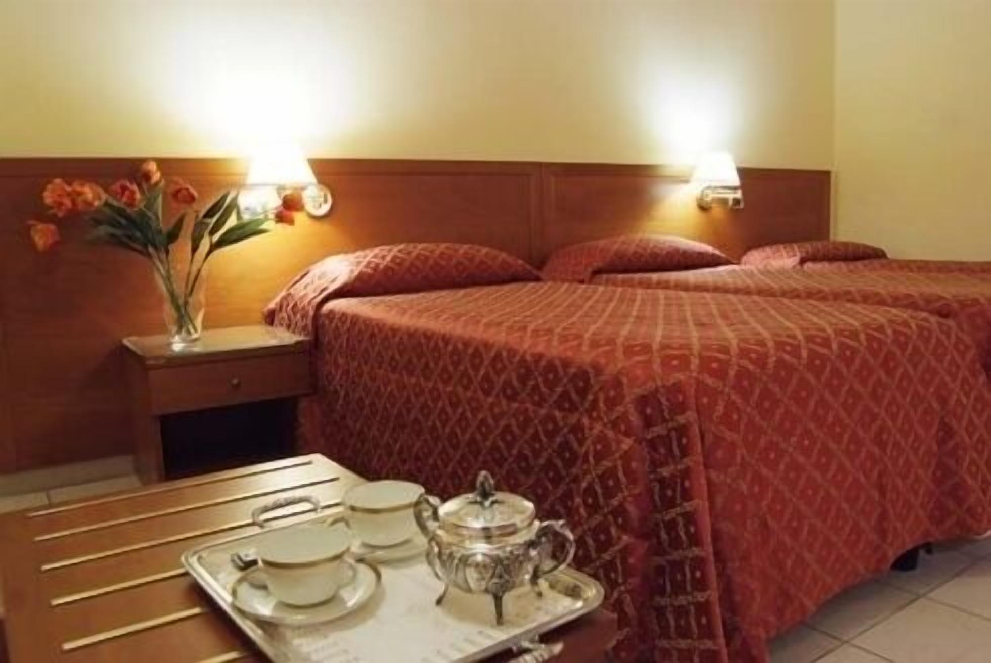 triple room | minibar, in-room safe, desk, cots/infant beds