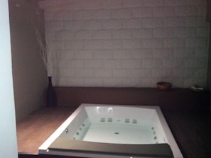 Indoor spa tub