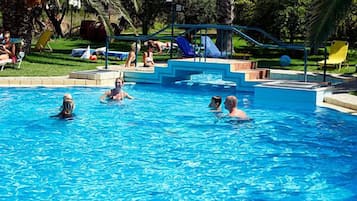 Alberca al aire libre por temporada y camastros