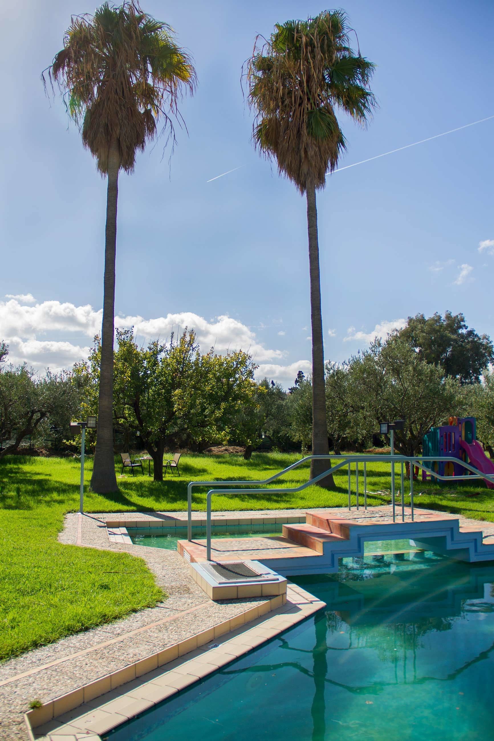 Außenpool (je nach Saison geöffnet), Liegestühle