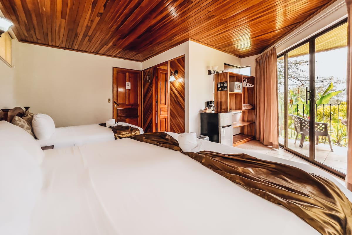 deluxe room | 1 bedroom, premium bedding, pillow-top beds, minibar