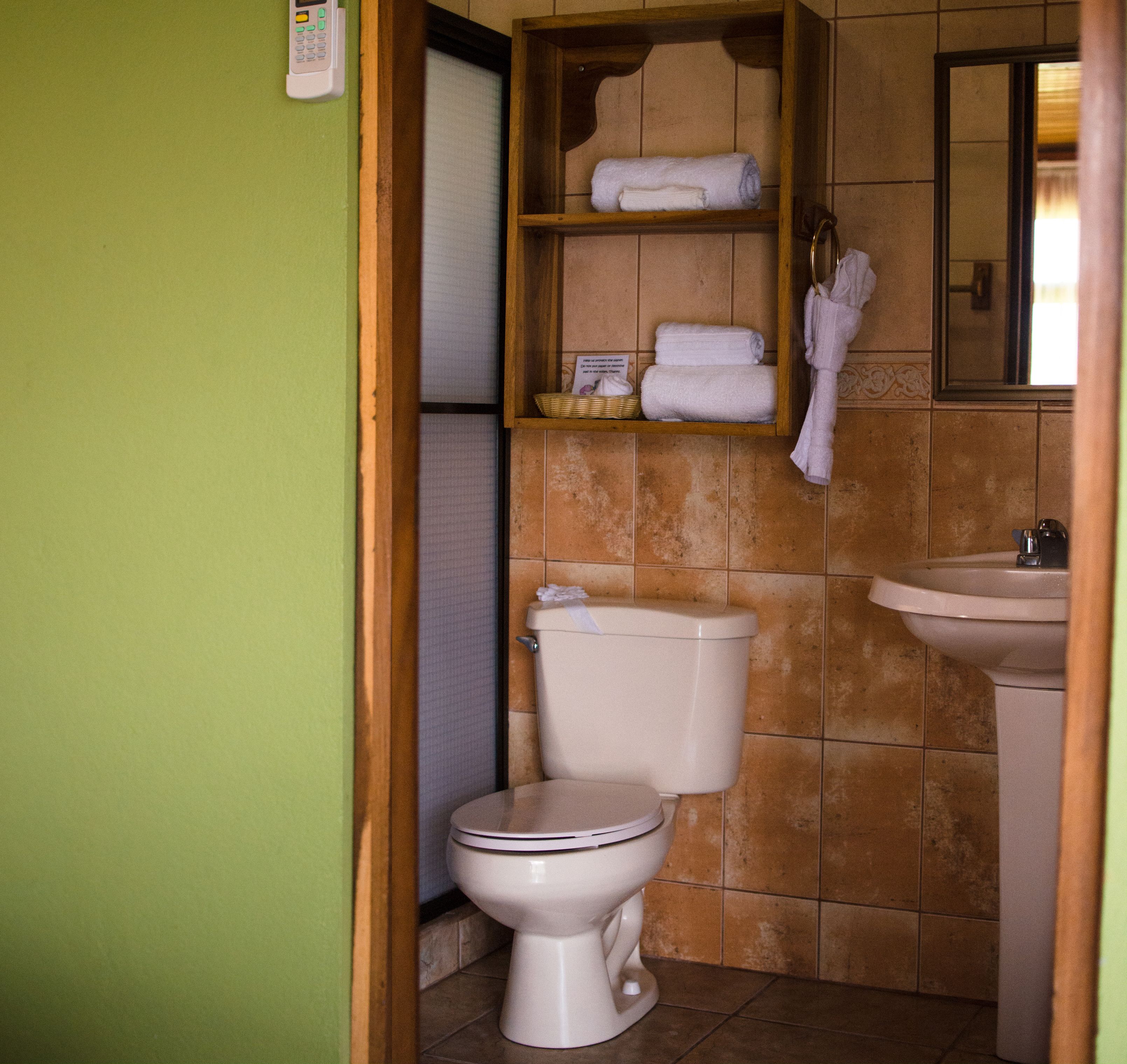 deluxe room | bathroom | combined shower/bathtub, designer toiletries, hair dryer, towels