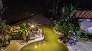 Bar en bord de piscine