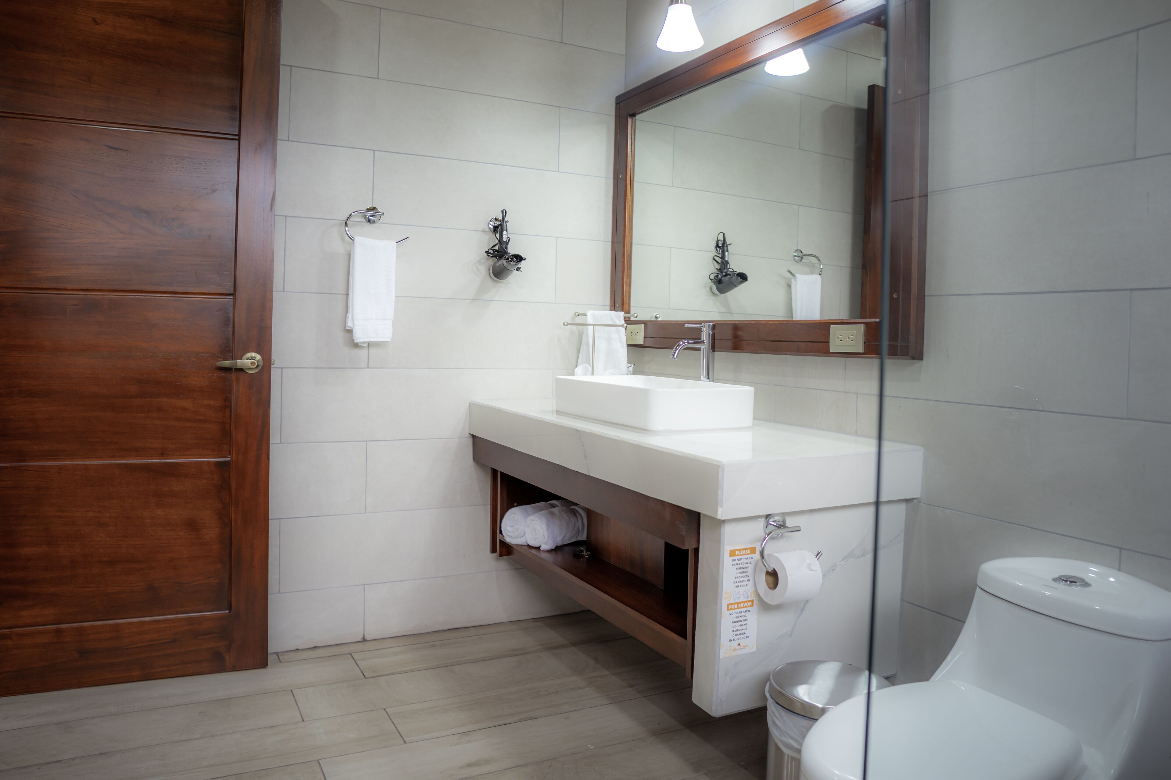 premium room | bathroom | combined shower/bathtub, designer toiletries, hair dryer, towels