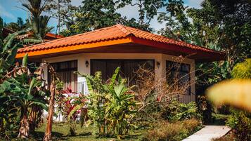 Deluxe Room | 1 bedroom, premium bedding, pillow-top beds, minibar