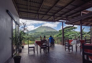 Couples dining - Miradas Arenal Hotel & Hotsprings (La Fortuna)