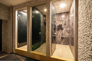 Salas para tratamentos a dois, sauna seca, banheira de hidromassagem