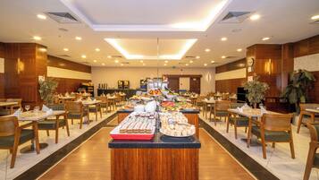 بوفيه فطور مجانًا يوميًا